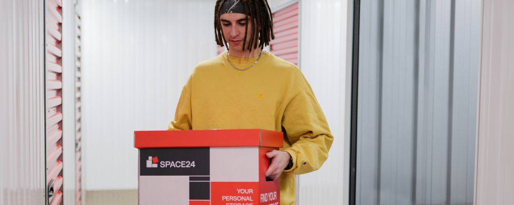 Vilniaus gyventojas įsikrausto į SPACE24 klimato kontrolę turinčią daiktų saugyklą, saugiai sudėdamas savo daiktus