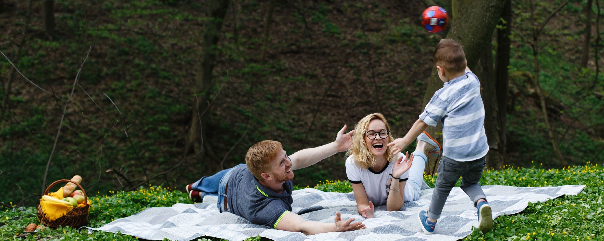 Trakai Island Castle / family picnicking in a park